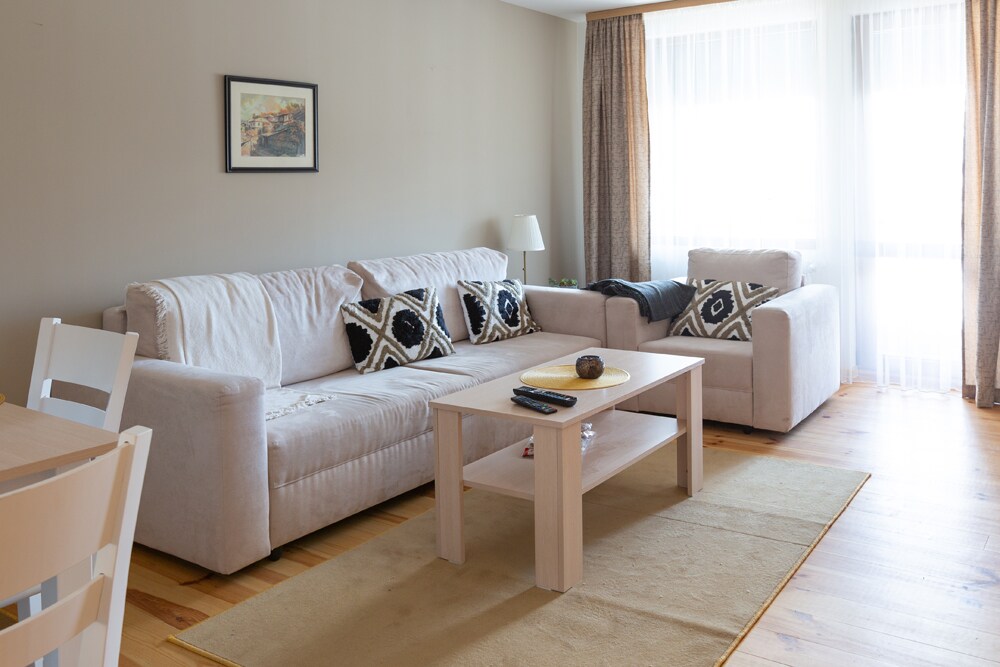 Cozy 2 bedroom apt next to the Gondola Station. — снимка 2