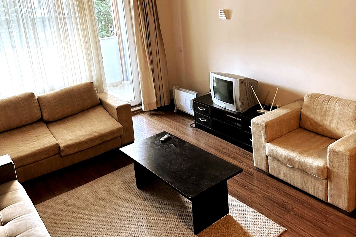 Spacious ski apartment - next to gondola — Апартамент в Банско